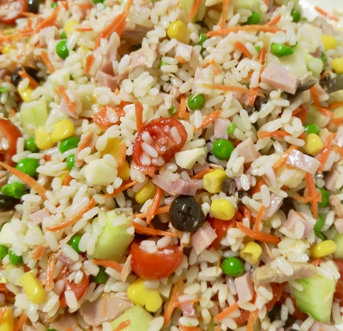 Insalata di riso fresca, pronta in tavola